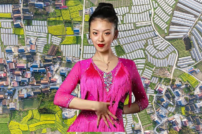 Abb吃了一惊，他不敢耽搁，就地一滚，躲开了这宝塔
