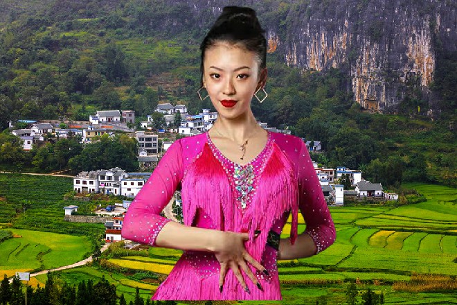 那些攻击落在他的身上，完全不起作用，只能溅起一些火星