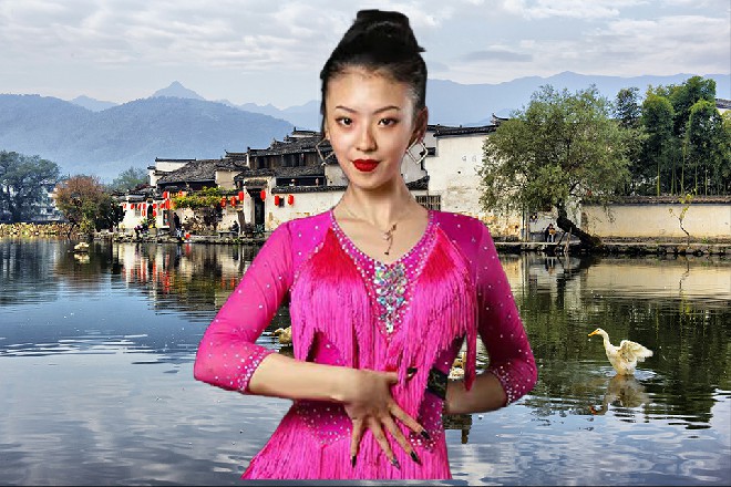 若依站在原地，枪口对着巨石的方向，然后缓缓走了过去