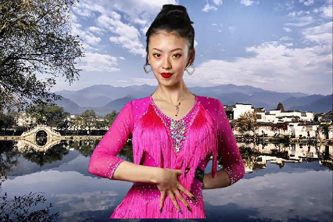 船夫心里也松了口气，能有这样的美女同船，他自然乐得开心