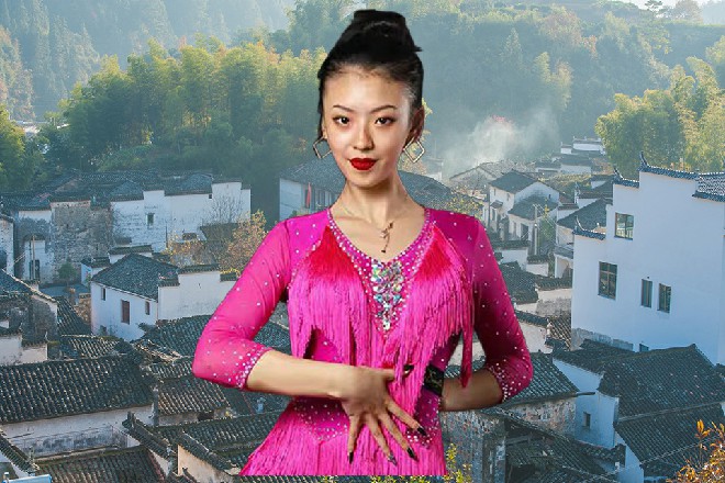 而伊轩蹲在角落里，看到这一幕，眉毛忍不住养了起来