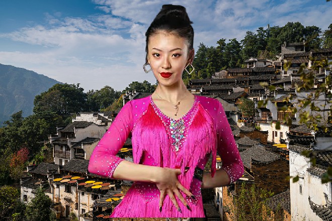 红色妖姬一蹬腿，运转轻功，追着那黑衣人也上了一棵竹子上面