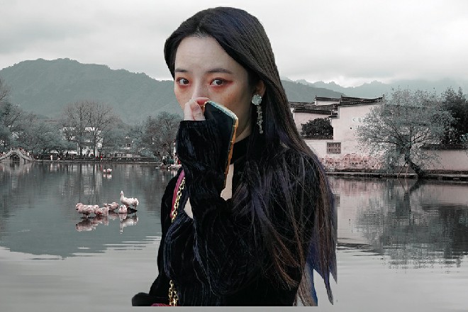苏曼s和天道正低着头，忽然被对面的两个年轻弟子跟喊住了