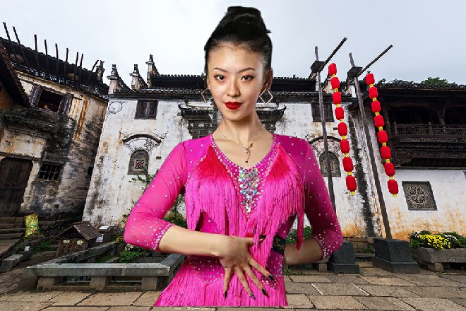 因此，她在这里被骂，其他客服也都只看着，没人上前帮忙