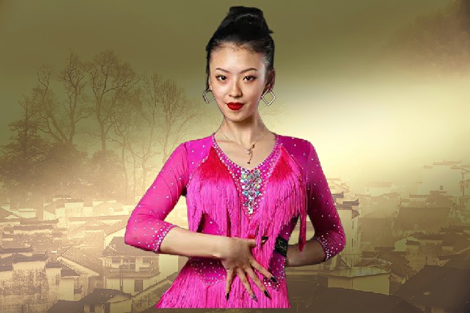 老乞丐双手如同摆锤，直接向着伊轩的太阳穴打了过来