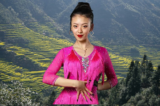 几个人连忙给冷优优让路，红色妖姬这才又撑起船，往里面开去