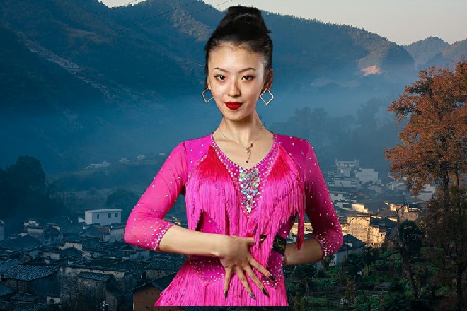 苏曼s翻开旅行箱，从里面抽出一件黑色的特战衣，穿在了身上
