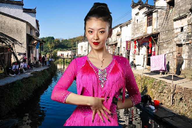 伊轩站了起来，所有人都闭上了嘴巴，等着秦二爷发话