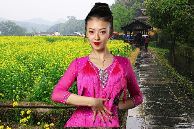 这妹纸只穿了一件超短裙，这么一弯腰，下面春光无限