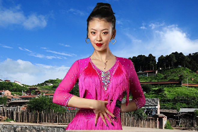硫酸是强酸，泼洒在红色妖姬的衣服上，这一身西服直接被烧穿