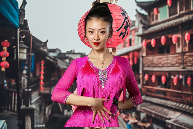 龙智刚想回骂，目光落到罗芙的身上，忽然两眼发直
