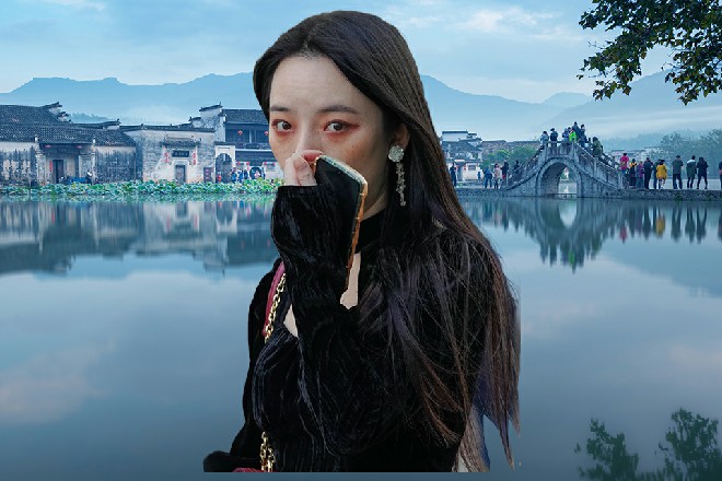 若依一纵身，从直升机上快速跳落，落在旁边的一棵树上