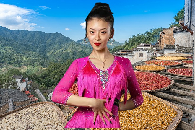 他身上披着黑色的忍者服，脖子上系着一条红色的围巾
