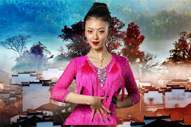 伊轩头向下，身体加速向着地面坠落，追着王玥的身影
