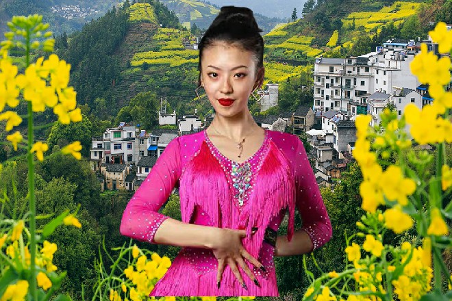两个人贴的这么近，伊轩甚至能闻到那罗莉身上的幽香
