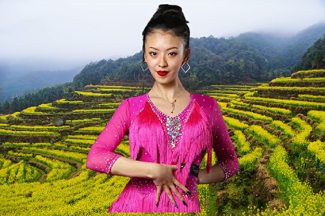 被诺曦S抚摸，惠子顿时脸颊发烫，一把拍开了他的手