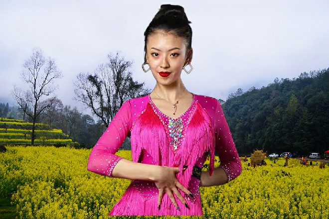 女人就要扣下扳机，而红色妖姬这时候身形突然消失在她的面前