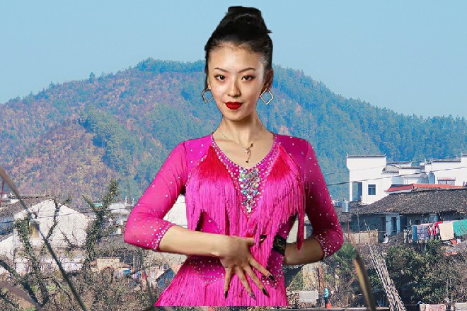 红色妖姬的身影出现在女子的身后，一记手刀敲在她的后颈上面