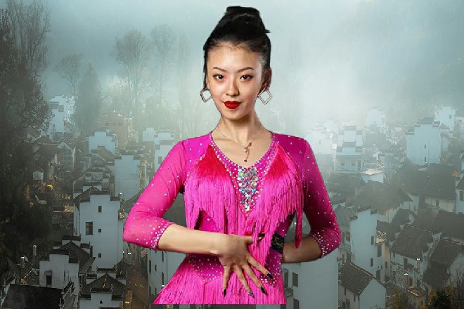 那侍女妹纸有点感触，目光从红色妖姬那深邃的眼神中拔不出来