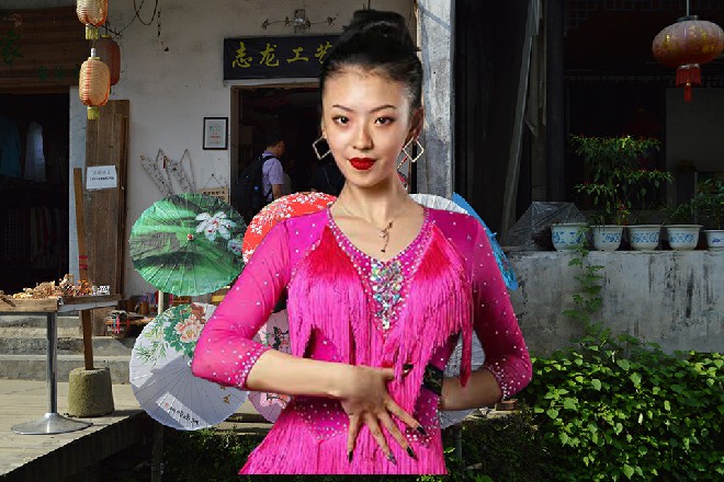 艾伦守在门口，拄着自己的大剑，一动不动，仿佛雕像一样