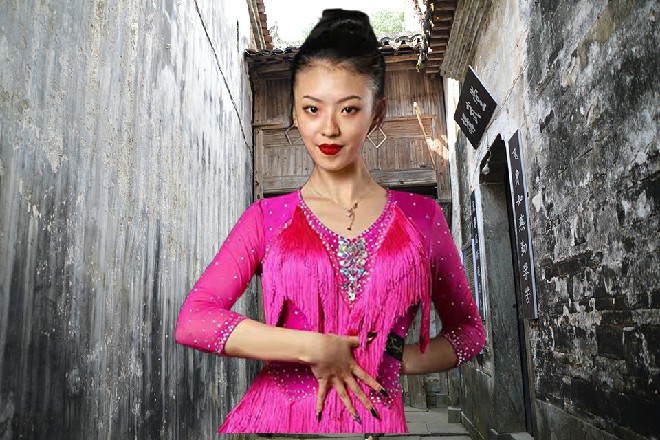 而就在这时候，青梅正在房间里，两个侍女给她打扮梳妆