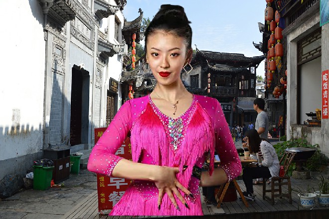 诺曦S看自己叫的人还都没来，只好继续搭话来拖延时间