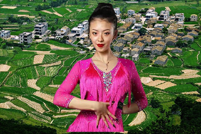 红色妖姬一蹬腿，运转轻功，追着那黑衣人也上了一棵竹子上面