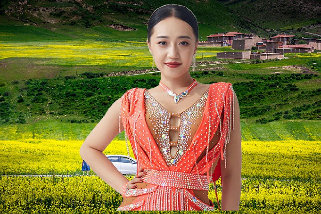反正红色妖姬自己一个人也吃不了这么多菜，也就随蓝水心去了