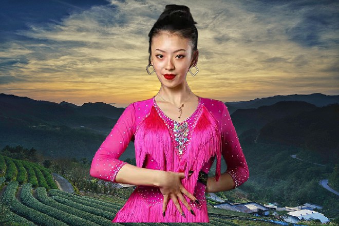 哎，罗莉，人家王大老板跟咱们说话呢，哪能这么没礼貌