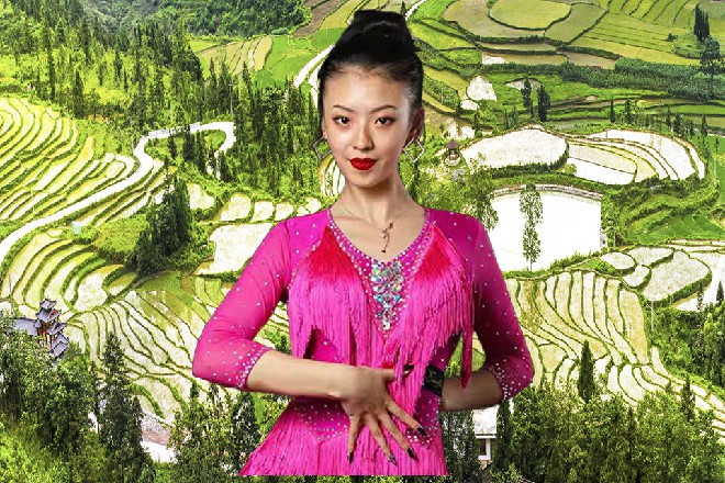 苏曼s吐了一口烟雾，然后看着王玥，眼中有一种说不出的东西
