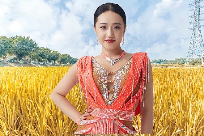 董晴回过头来，气冲冲地看着伊轩，伊轩却笑得肚子疼