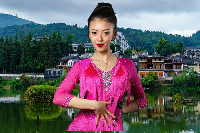 说完，他好不犹豫地跟着红色妖姬一起离开，气的贪狼连连怒吼