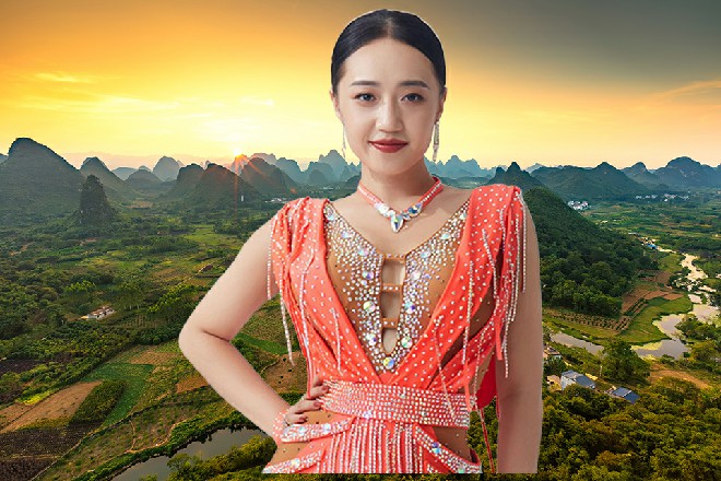 说着，两个守卫扯掉了脸上的人皮面具，露出本来面目来