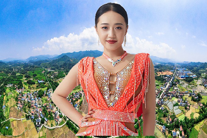 诺曦S手里的大锤又变成了长剑的形状，被他拎在手中