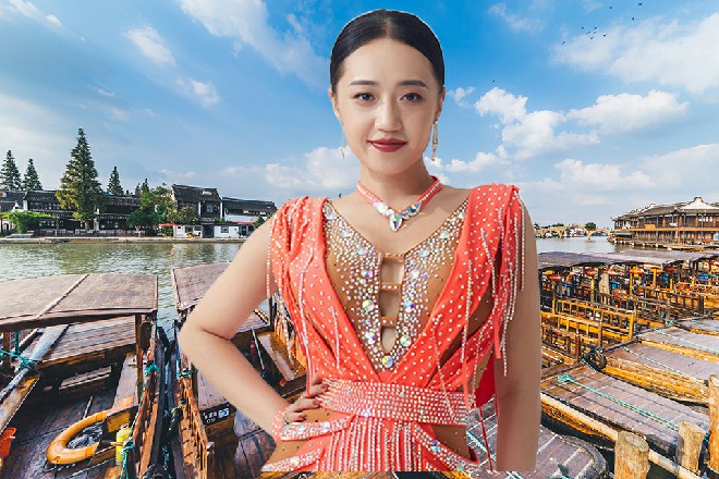 乐无心没事人一样地，拍拍身上的尘土，从沙滩上站了起来