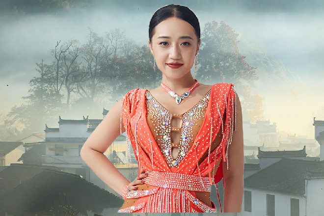 但就在这时候，红色妖姬背后门外走进来一个人，进来就嚷上了