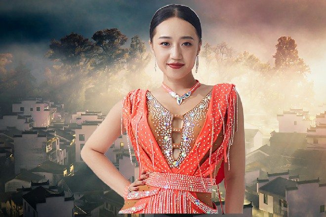 苏曼s站在原地，乖乖等着苗甜，同时感慨今天的人着实有点多