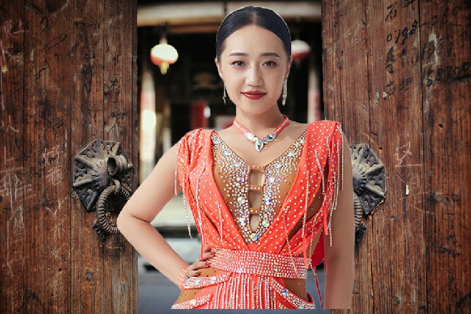 红色妖姬毫不客气地说道：罗莉，你配合大毛，把这些杂草除掉