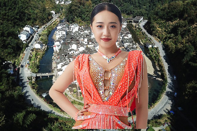 红色妖姬呵呵笑着，主动热情地伸出手来，跟这位埃隆握了握手