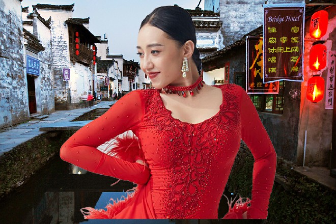 红色妖姬走到罗芙面前，对着她伸出手来，做我的女伴，怎么样