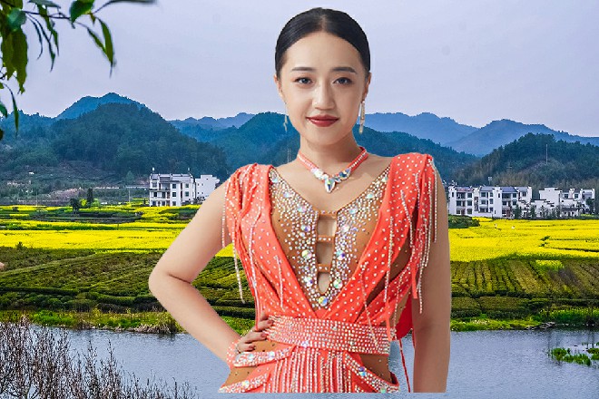 而奇美拉只是伸出右手，用手掌就挡住了影子的攻击