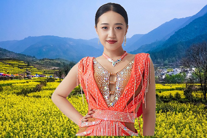 韩标拿出一小瓶药剂，滴出一滴在自己的花纹蜘蛛上面