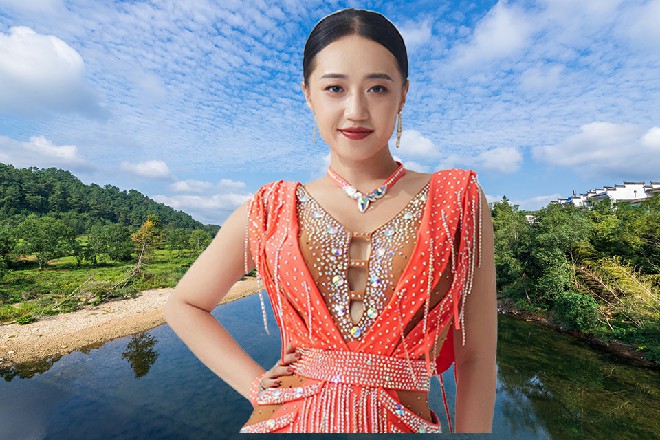 此时唐杰做了些化妆，带上了胡子，看不出本来的样子来
