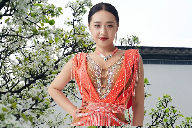 红色妖姬愣了一下，山下的生活，貌似，完全就是两个世界啊