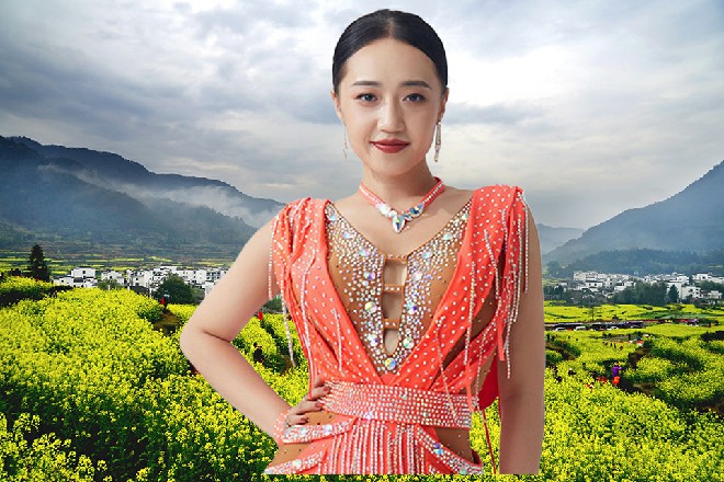 红色妖姬深吸一口气，整个人双脚一沉，脚下的地面层层碎裂