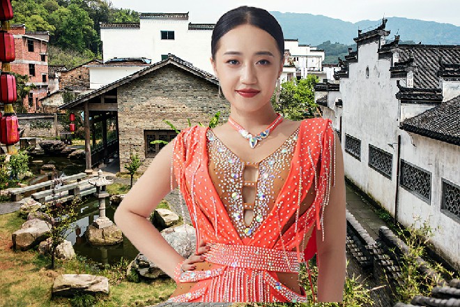 红色妖姬站在那里，抱着胳膊，任由这些箭雨洗礼着他的身体