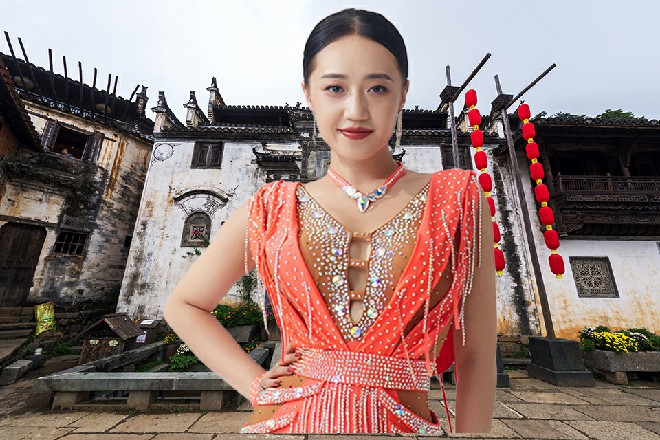 陈佳音就像是画里的美人一样，让人无法移开自己的目光