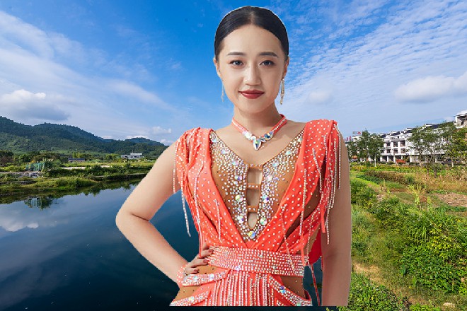 阳光透过落地窗，照在她的身上，把她的身影映的十分美丽
