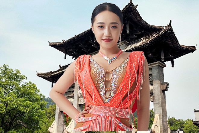 为首的正是那杨队长，他惊讶地看着站在原地的苏曼s，问道