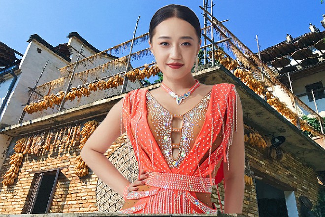 红色妖姬甩了甩有些酸麻的手臂，这龙枭涯的一拳果然不是盖的